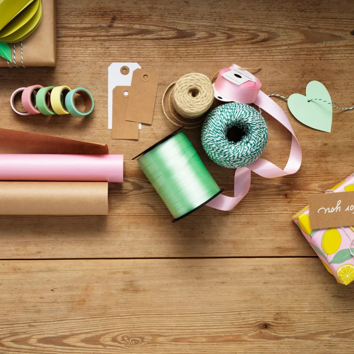 Presentpapper på rulle 10 m × 57 cm – citroner i olika varianter