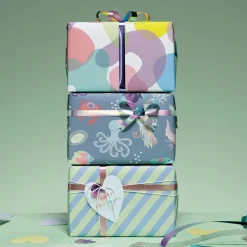 Presentpapper på rulle 10 m × 57 cm – randigt i blått och grönt