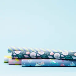 Presentpapper på rulle 10 m × 57 cm – snäckor och växter från havets botten